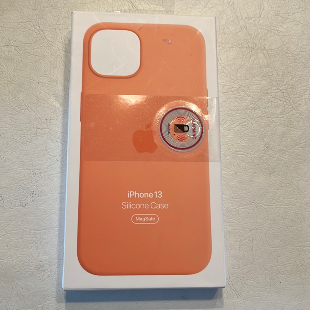 🆕 iPhone 13 Silicone Case with Magsafe in Marigold